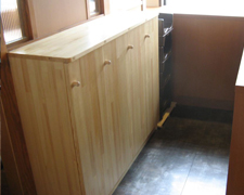 飲食店のホワイトメラピーの収納棚