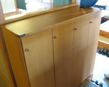 飲食店のホワイトメラピーの収納棚